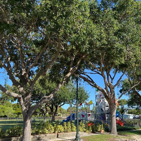 Cozy Studio Near Atlantic Ave W/Private Patio Apartment Delray Beach Bagian luar foto